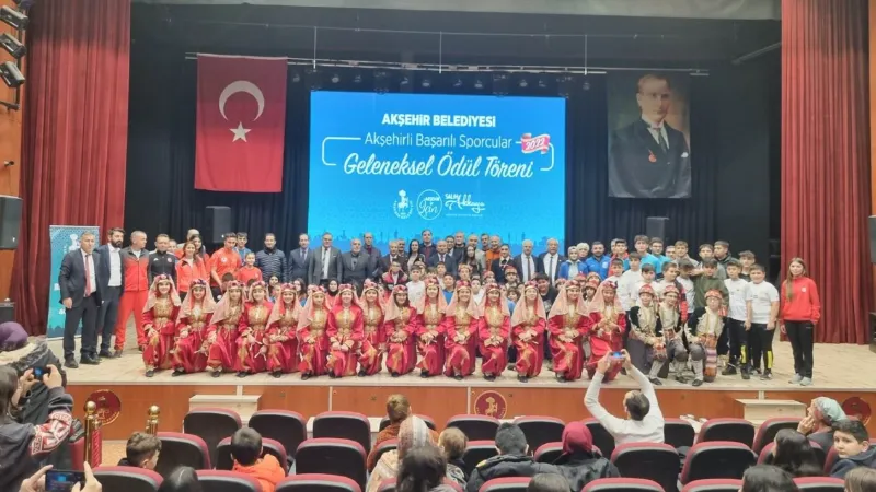 Akşehir Belediyesi başarılı sporcuları ödüllendirdi