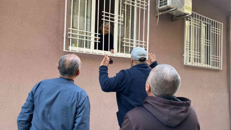 Dolandırıcıların hedefi olan yaşlı kadın, polis dahil kimseye kapıyı açmadı