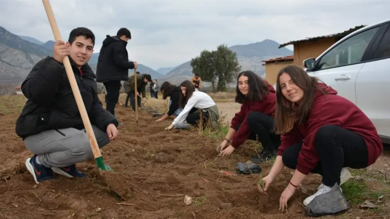 Lavantalar öğrencilerin ellerinden toprakla buluştu