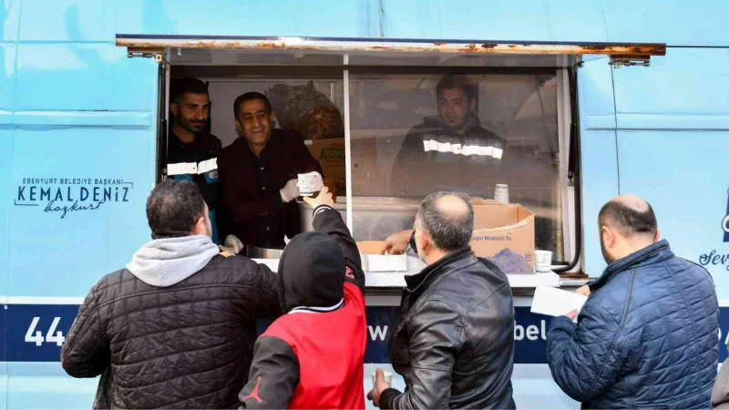 Esenyurt Belediyesi ikramlarıyla EYT sırasında bekleyenlerin içini ısıttı