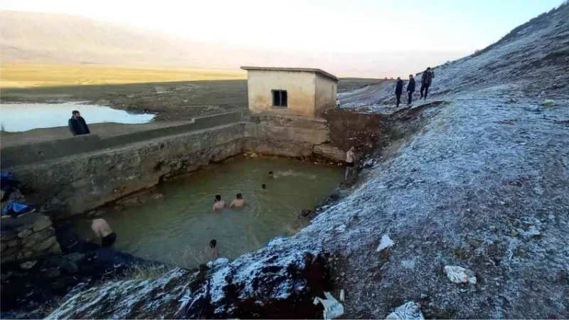 Bitlis’te buz gibi havada kaplıca keyfi