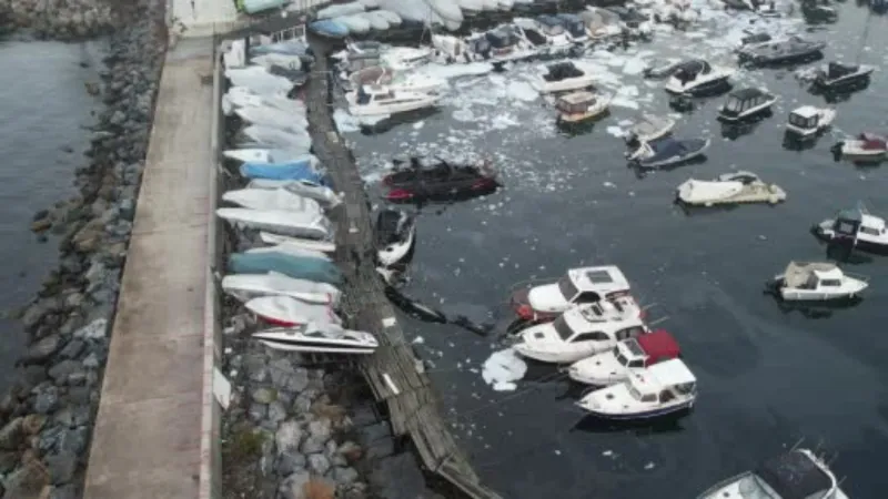 Caddebostan yat limanında yanan tekneler havadan görüntülendi