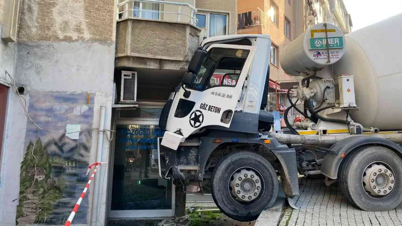 Üsküdar’da beton mikserinin binaya çarptığı anlar kamerada