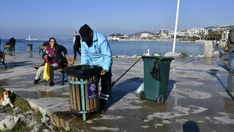 Kuşadası’nda yeni yıl sonrası temizlik çalışması yapıldı