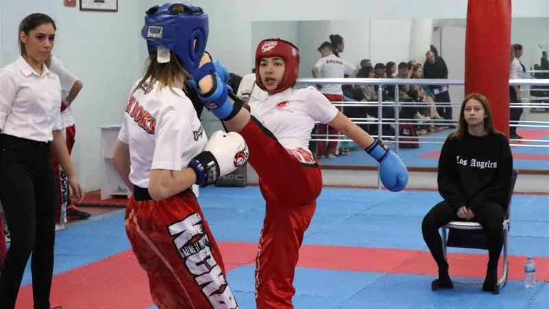 Aydın’da kick boks sporcuları il birinciliği için mücadele ettiler