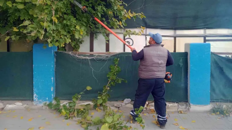 Ortaca’da yeşil alanlarının mevsimsel bakımları yapılıyor