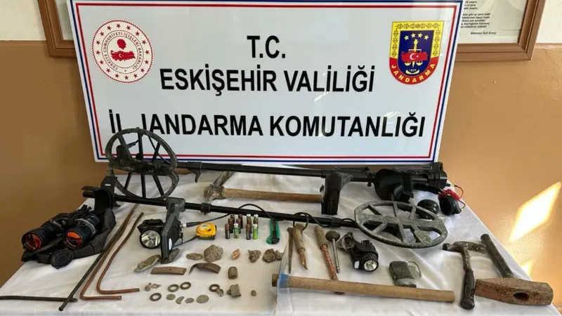 Eskişehir de kaçak kazı yaparken yakalandılar