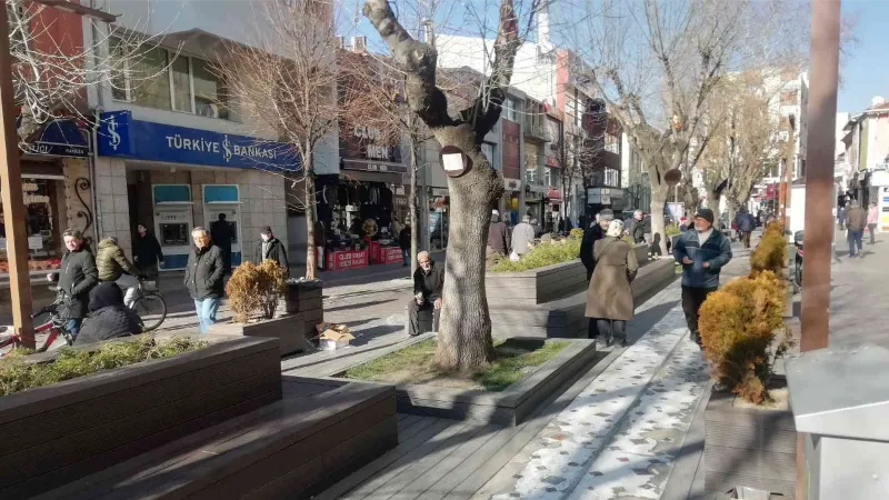 Soğuğa rağmen güneşin tadını çıkardılar