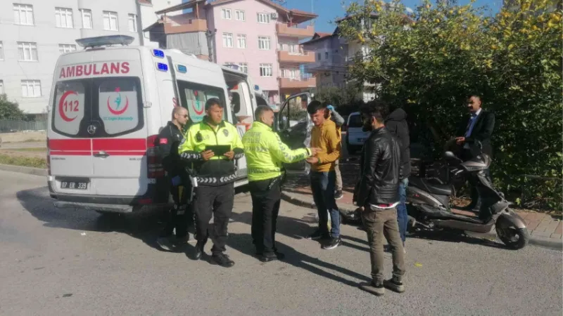 Kaskı sayesinde ölümden döndü, motosikletini emanet etmeden ambulansa binmedi