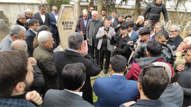 "Kudüs Şairi" Mehmet Akif İnan kabri başında anıldı