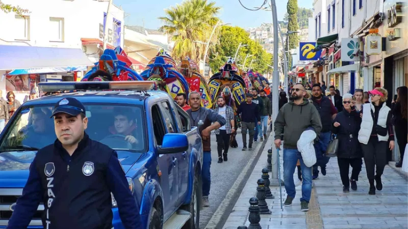 Bodrum’da develi kortej yürüyüşü renkli görüntüler oluşturdu