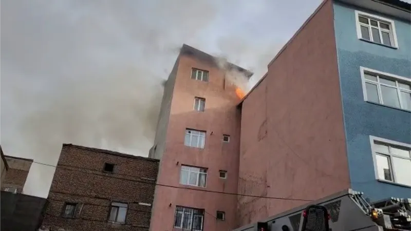 Erzurum’da korkutan çatı yangını