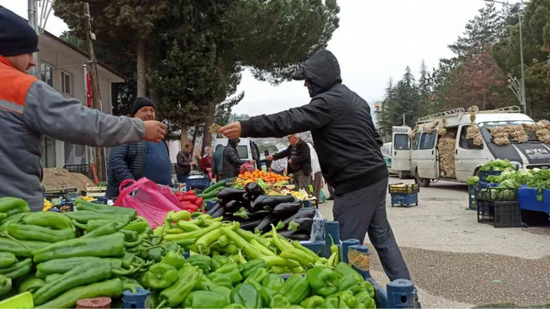 Sarıcakaya pazarında organik ürünler halkın beğenisine sunuluyor