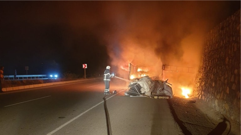 Hurda yüklü kamyonet, çıkan yangında hurdaya döndü