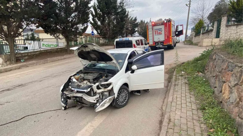 Kontrolden çıkan otomobil elektrik direğine çarptı