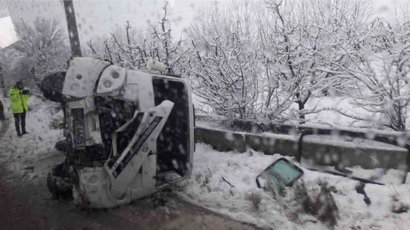 Antalya’da minibüs devrildi, 5 öğretmen ve 1 öğrenci yaralandı