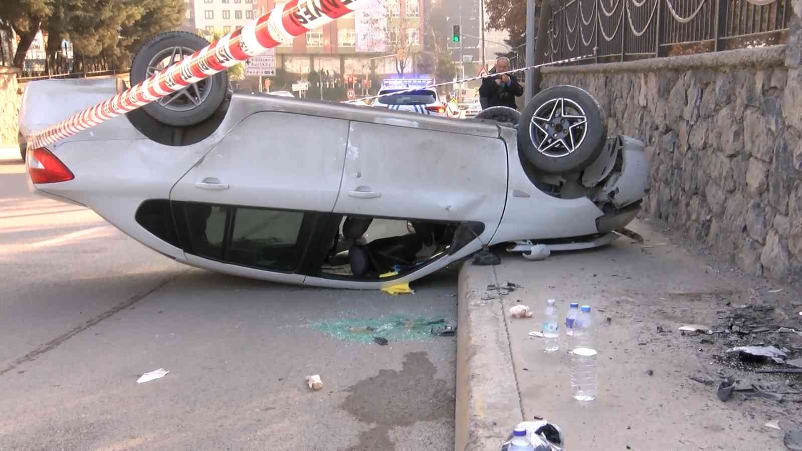 Pendik’te kontrolden çıkan otomobil takla attı: 4 yaralı