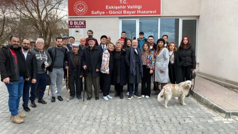 12 kuaför ve berber huzurevini ziyaret edip yaşlıların saçlarına bakım yaptı