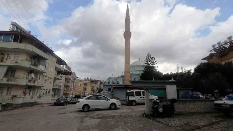 Kaza yapan otomobil, trafik lambasını devirdi