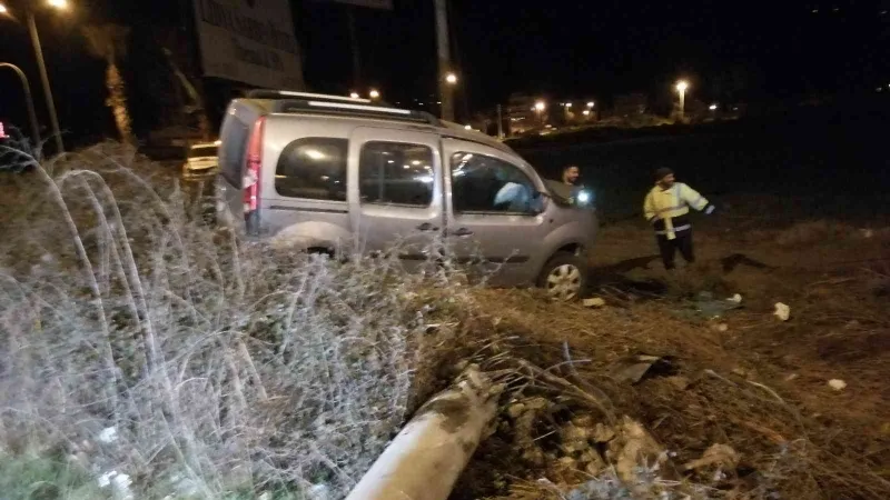 Manisa’da hafif ticari araç direğe çarptı: 1 ölü, 1 yaralı