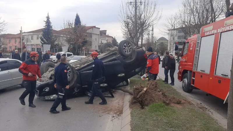 Kontrolden çıkan SUV araç refüje çarparak ters döndü: 1 yaralı