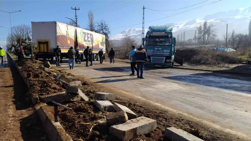 Makas kıran tır trafiği kilitledi