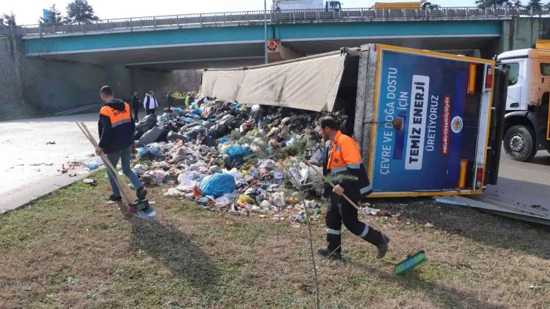 Atakum Belediyesinin çöp tırı devrildi, çöpler yola saçıldı