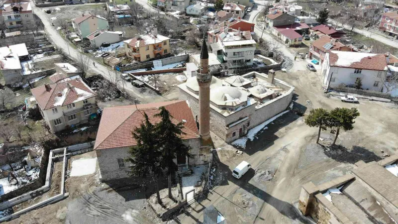 Karamanoğlu Mehmet Bey’in yaptırdığı 800 yıllık cami halen ayakta