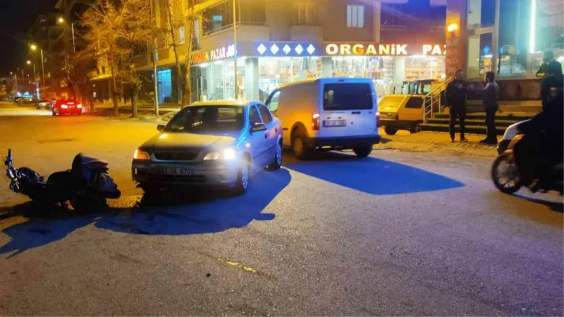 Otomobilin çarptığı motosikletli kurye yaralandı