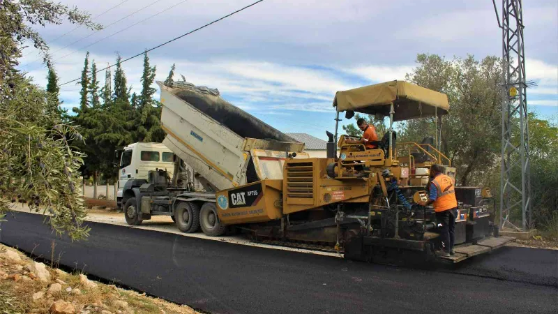 Mersin Büyükşehir Belediyesi yolları yeniliyor