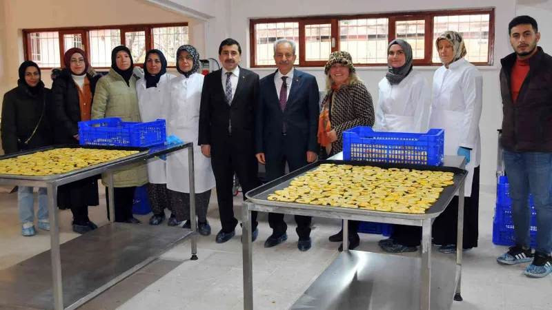 Akşehir Belediyesinden hanımlara meyve kurutma tesisi