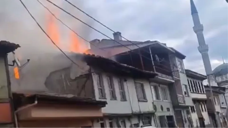 Bursa’da tarihi ev alev alev yandı