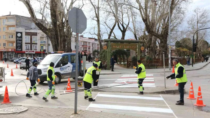 Gürsu’da yaya güvenliği için yol işaretleri yenileniyor