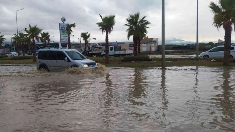 Kuşadası’nda sağanak yağış etkili oldu