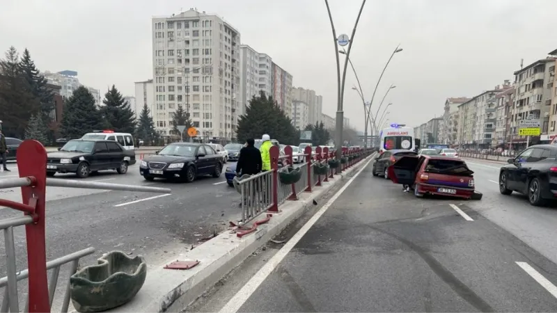 Hurdaya dönen araçtan burunları bile kanamadan çıktılar