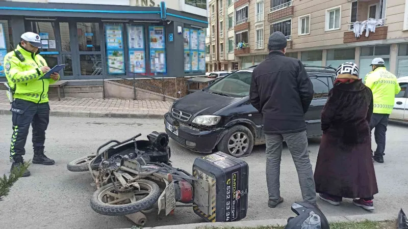 Otomobilin çarptığı kurye yaralandı