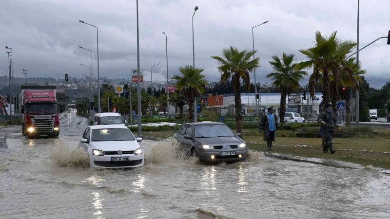 Kuşadası’nda sağanak yağmur, çevre yolunu kilitledi