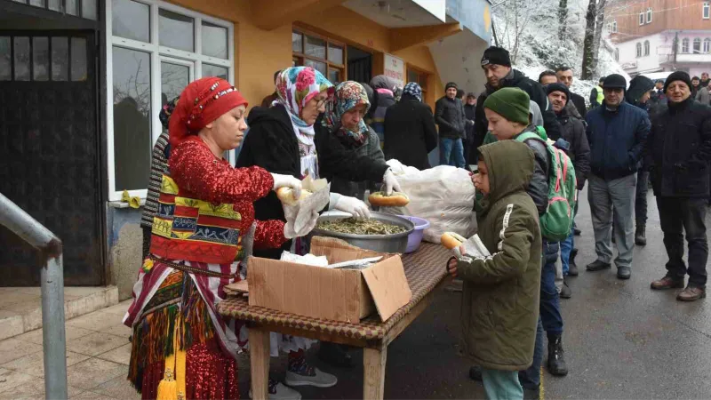 Festivalde 1 ton hamsi pişti, 7’den 70’e yüzler güldü