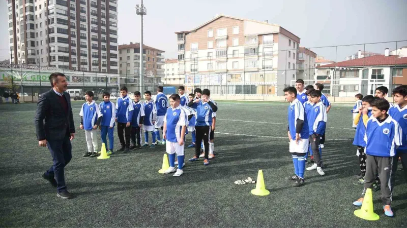 Altındağ Belediyesi ücretsiz futbol kurslarıyla futbolcu yetiştiriyor