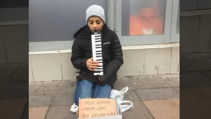 Okul masraflarını karşılayabilmek için sokaklarda melodika çalıyor