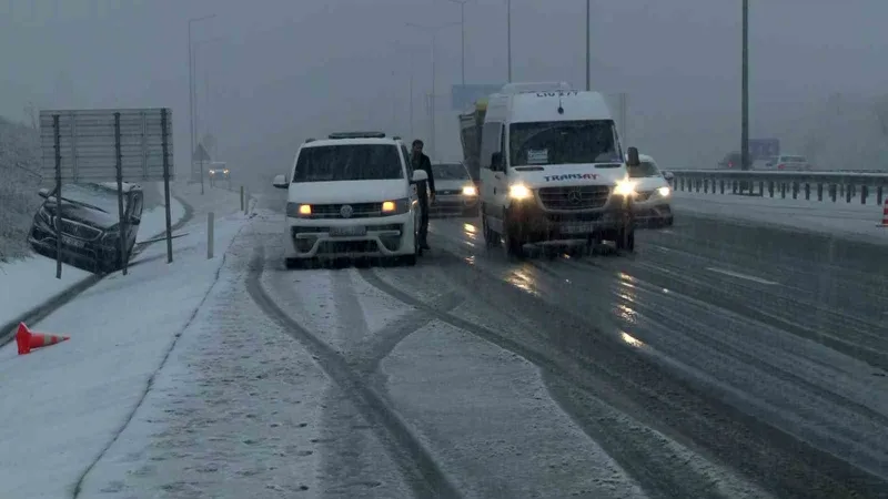 İstanbul Havalimanı yolunda yoğun kar yağışı