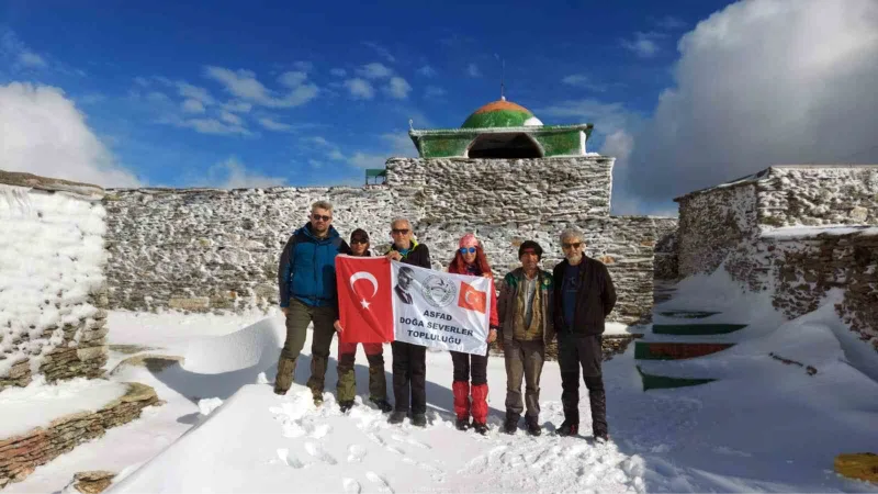 Muğlalı doğaseverlerden karlı Madran Dağı yürüyüşü