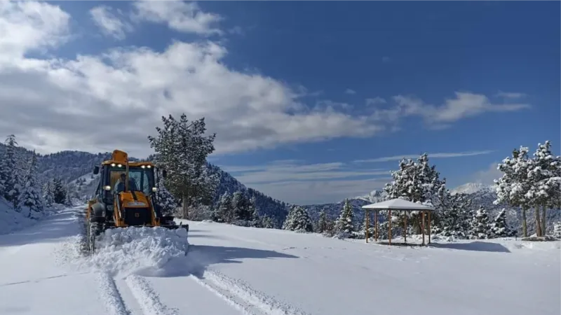 Antalya Büyükşehir Belediyesi ekiplerinin kar mesaisi