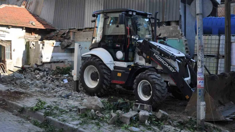 Çine’de tehlike oluşturan binalar yıkılıyor