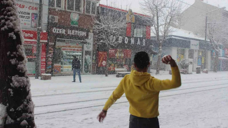 Eskişehir’de yılın ilk kartopu savaşı