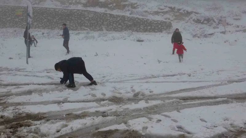 Hatay’da kar yağışı etkili oldu