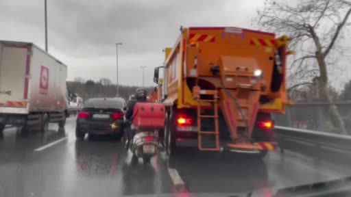 İstanbul’da kar yağışı öncesi kar temizleme araçları trafikte görüldü