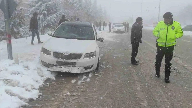 Karda kayan otomobil yayalara çarptı: 5 yaralı