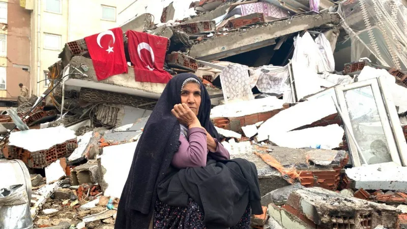 Türk bayrağı enkazda bile yere düşürülmedi