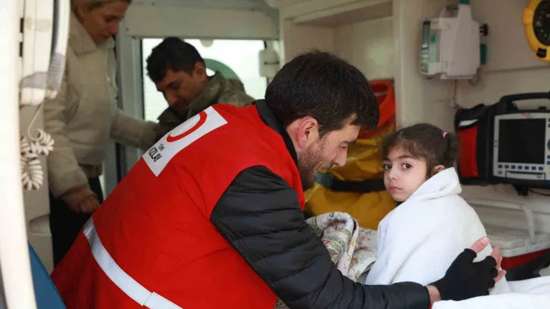 KIZILAY AFET BÖLGESİNDE YARDIM ÇALIŞMASI